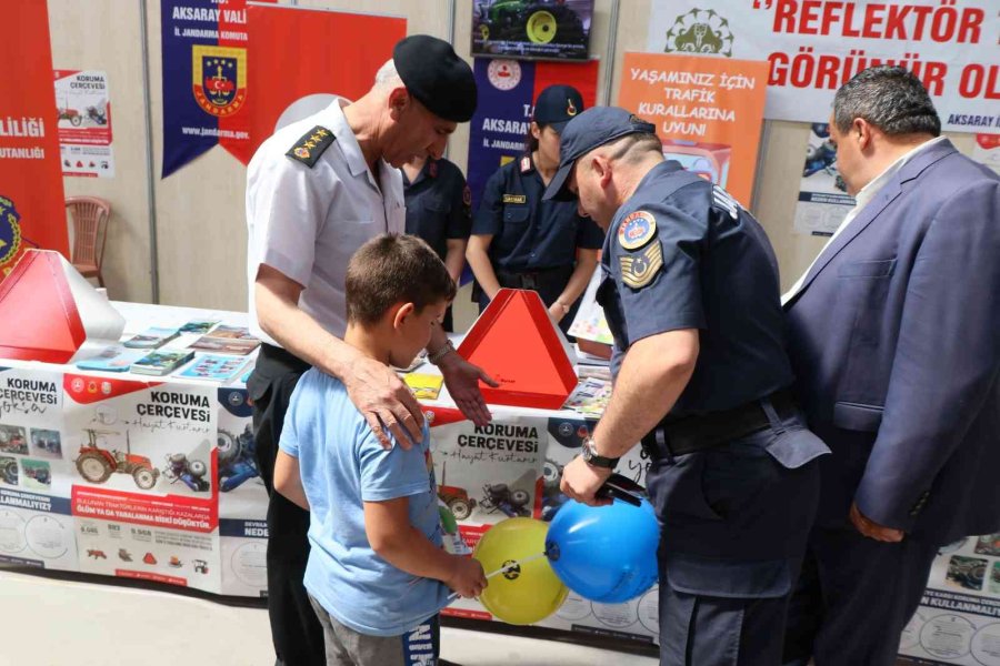 Jandarma Komutanı Fuarda Çocuklara Kitap Dağıtıp Jandarmayı Anlattı