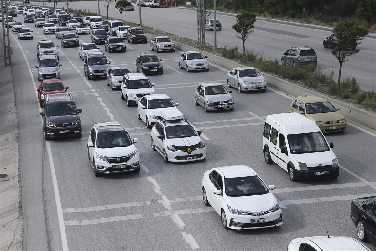 konya-ankara-yolunda-bayram-trafigi-trafik-durma-noktasina-geldi.jpg