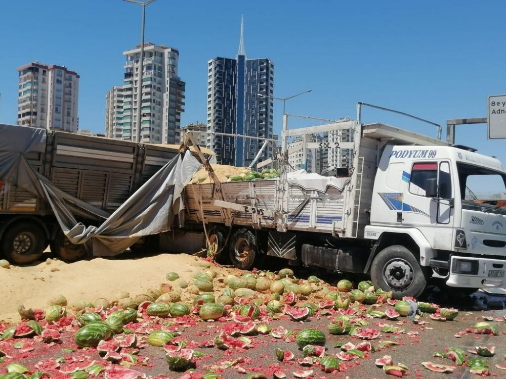 Konya plakalı tır, kamyona çarptı! Ali Kayalar ağır yaralandı! Buğday ve karpuzlar yola saçıldı